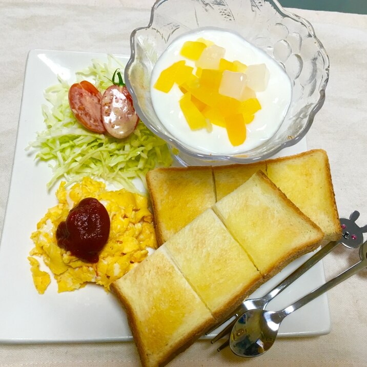 スクランブル卵とトロピカルヨーグルトモーニング♡
